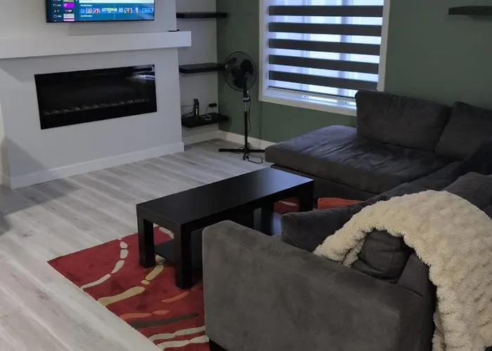 Beautiful Home, Close To Many Amenities - Full Apartment