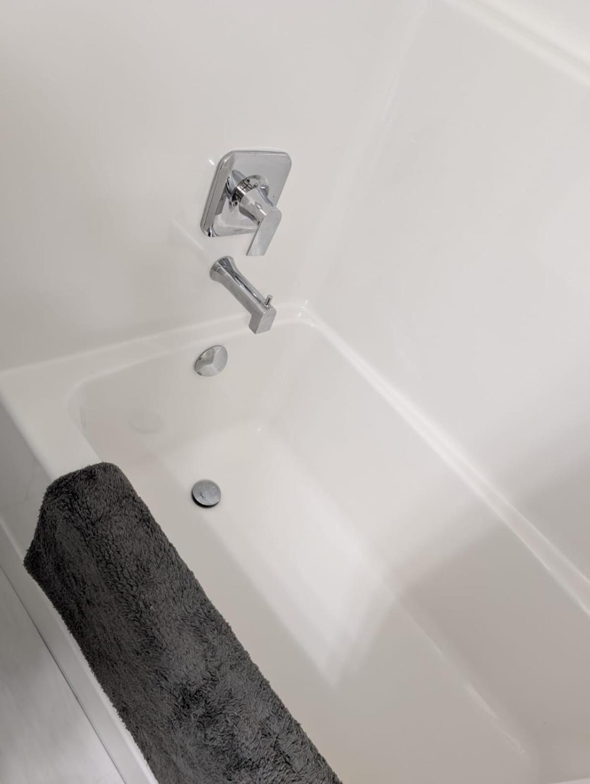 Apartment Beautiful Home, Close To Many Amenities - Full *
