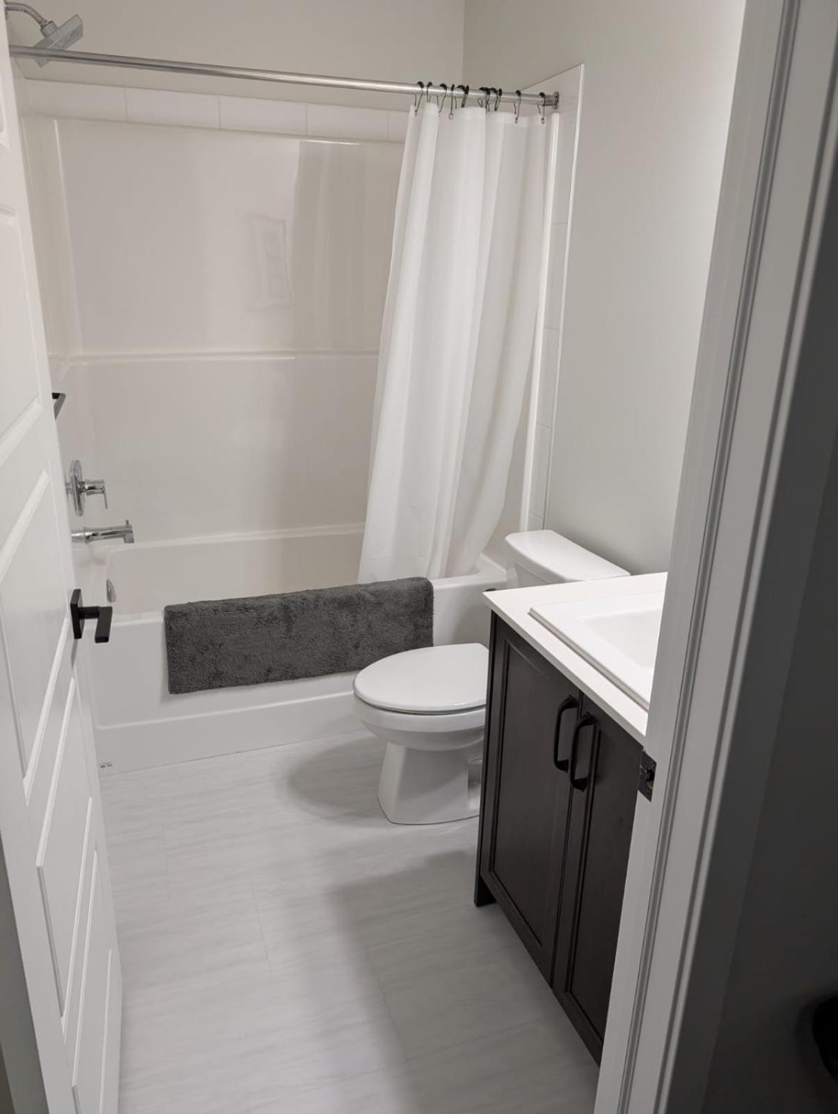 Beautiful Home, Close To Many Amenities - Full Apartment Edmonton