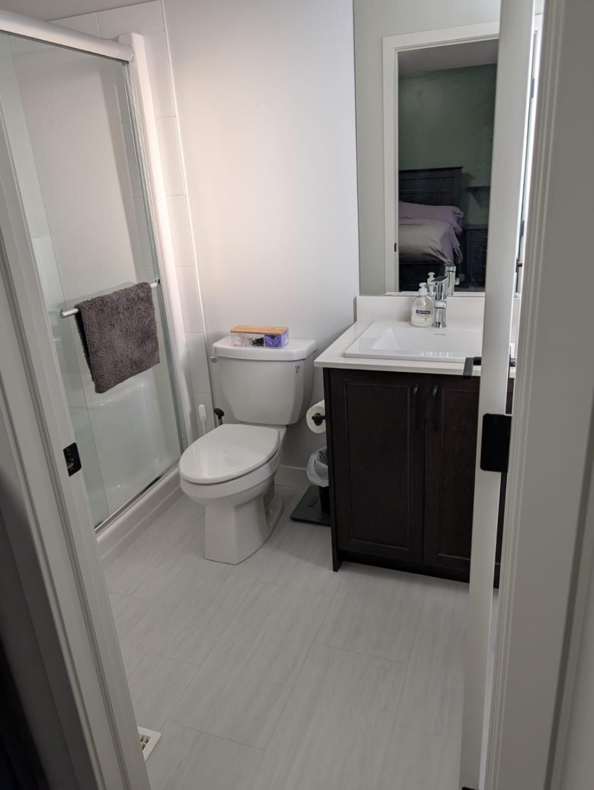 Apartment Beautiful Home, Close To Many Amenities - Full *